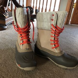 Women’s North Face snow boots